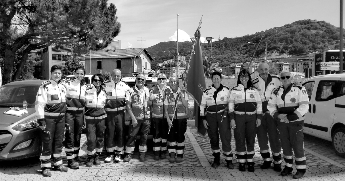 Foto di gruppo della SIPEM Liguria insieme alla Croce Bianca Rapallese
