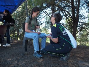 Una psicologa dell'emergenza impegnata nell'ascolto di una persona (Esercitazione Campo Scuola 2026, Benevento)