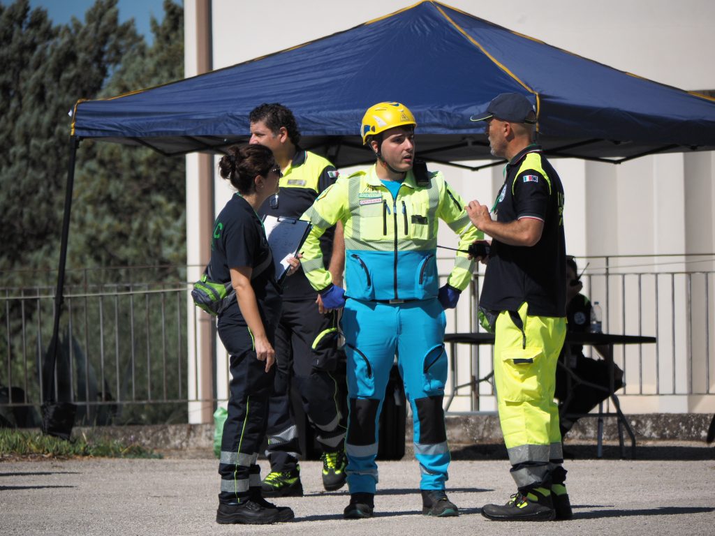 Soccorritori e psicologi collaborano sul campo
